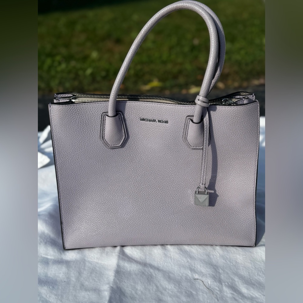 Lavender Michael kors saffiano leather purse - Picture 3 of 10